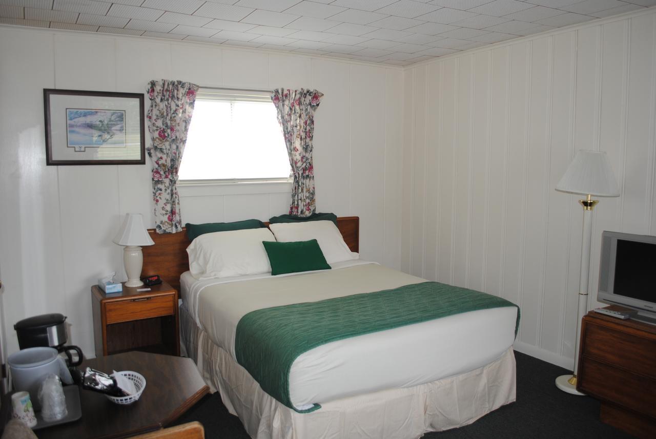 Rock Ledge Motel Alexandria Bay Exterior photo