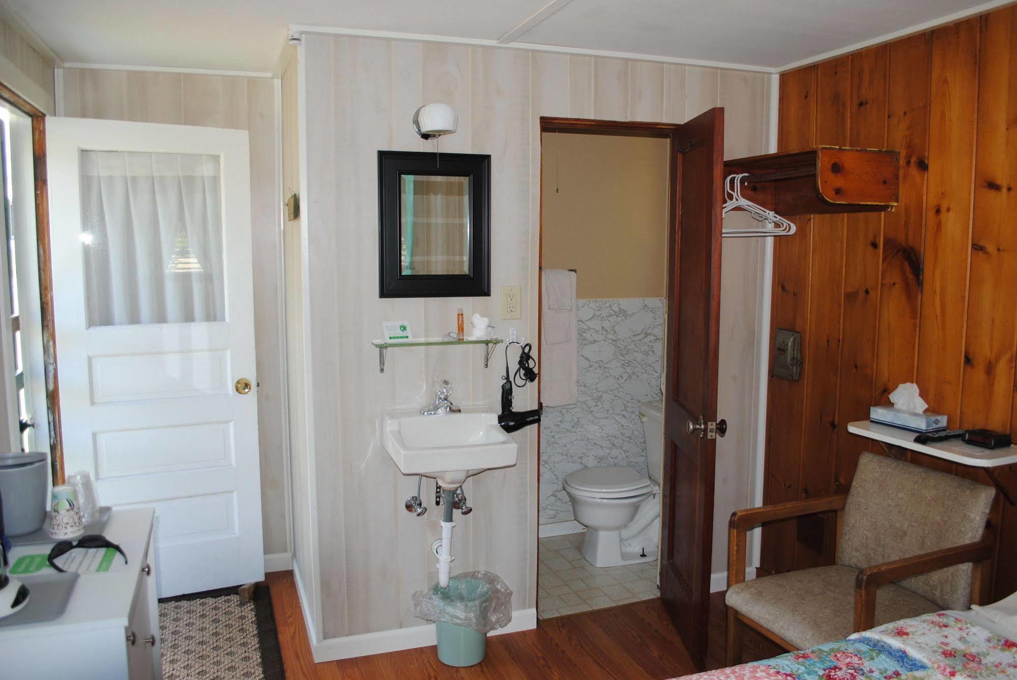 Rock Ledge Motel Alexandria Bay Exterior photo