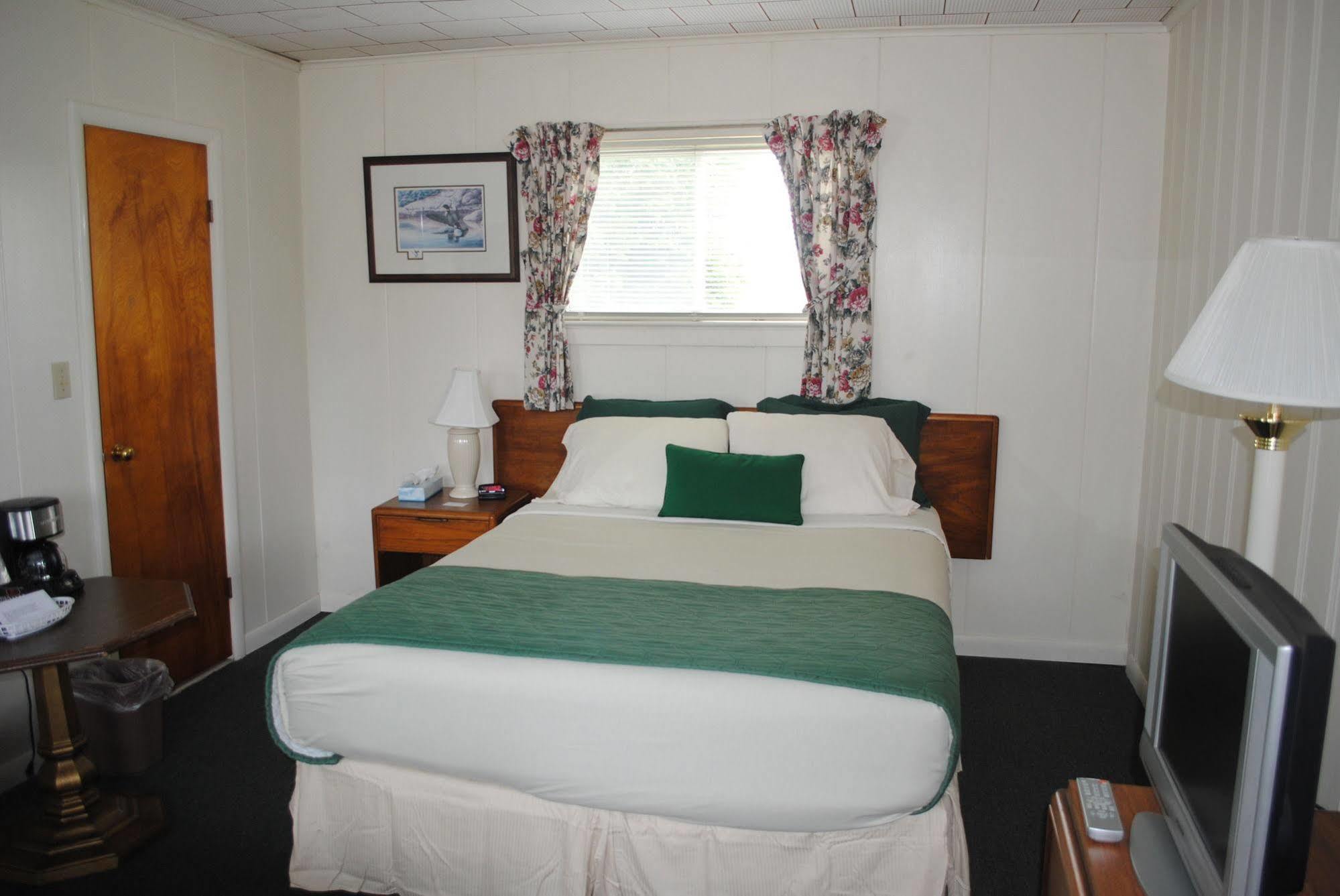 Rock Ledge Motel Alexandria Bay Exterior photo
