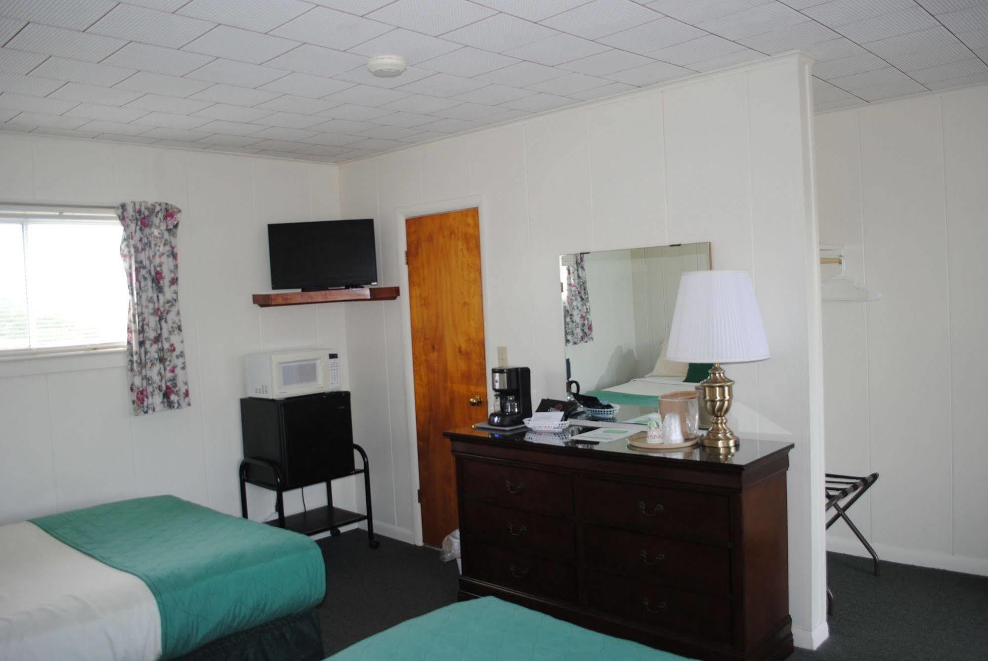Rock Ledge Motel Alexandria Bay Exterior photo