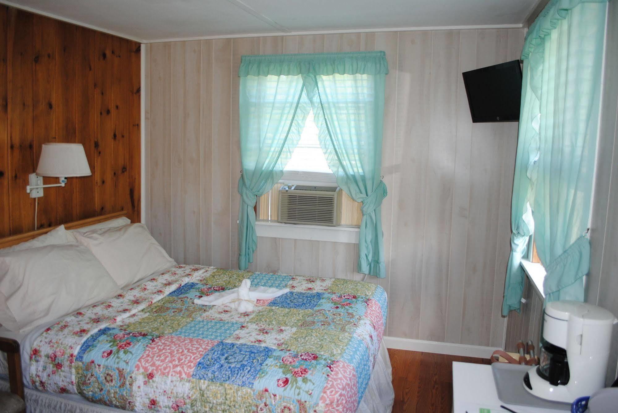 Rock Ledge Motel Alexandria Bay Exterior photo