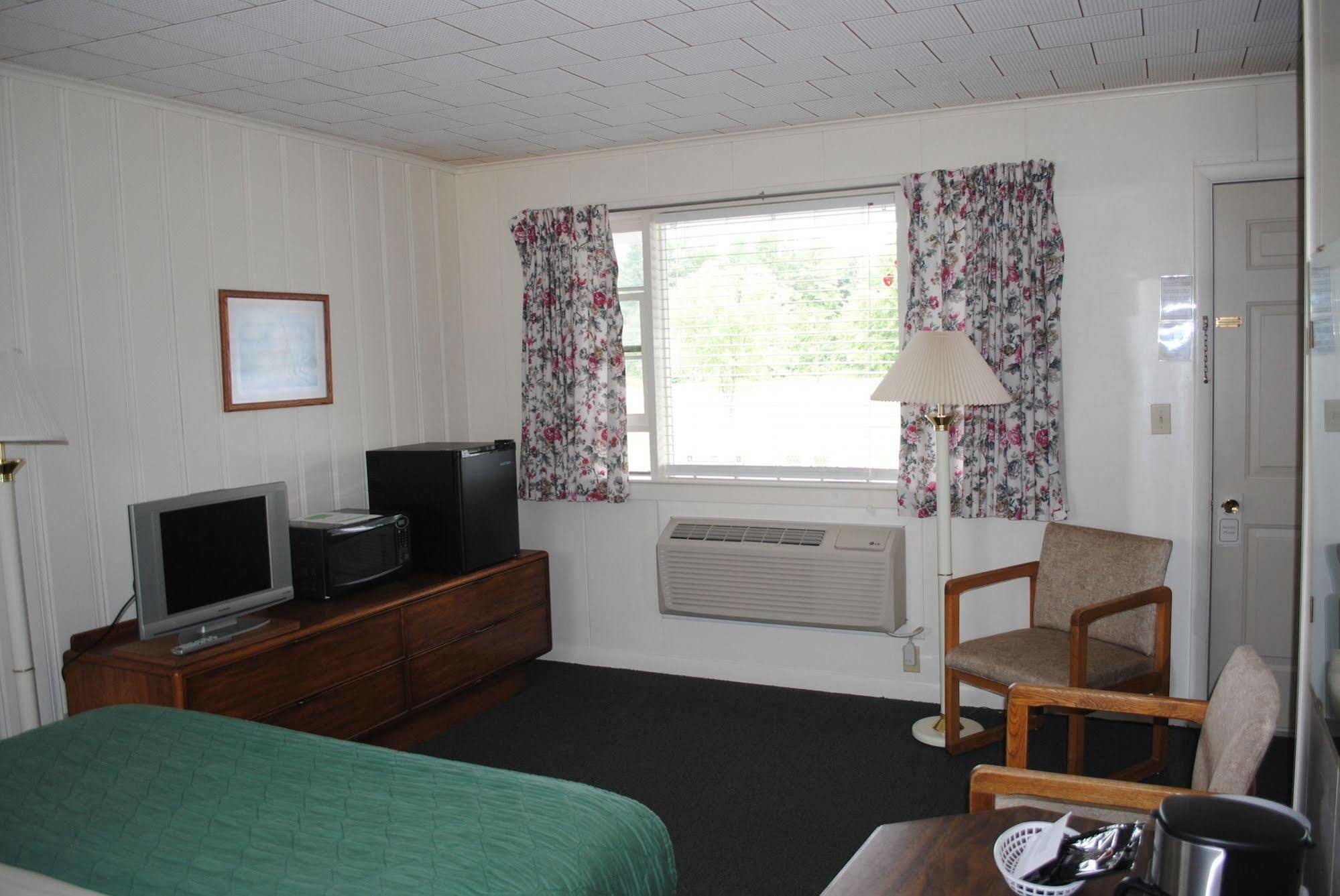 Rock Ledge Motel Alexandria Bay Exterior photo